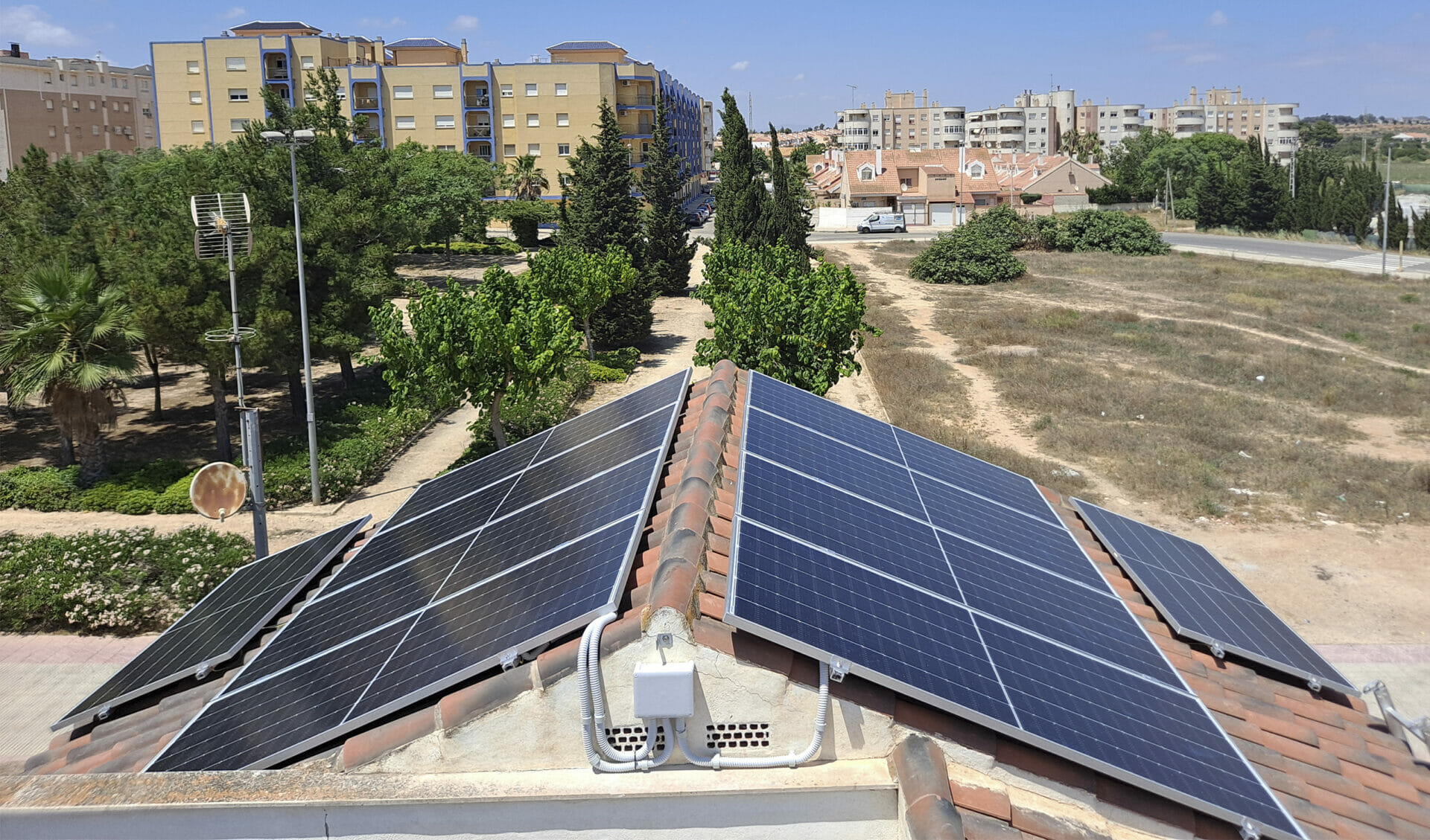 Montaje de paneles solares en techos de tejas