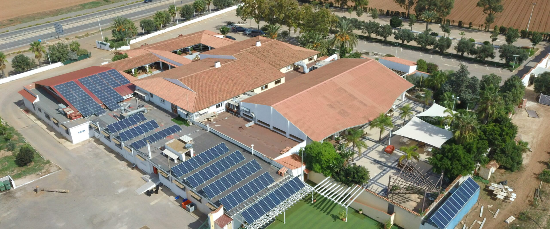 Naves industriales con placas solares