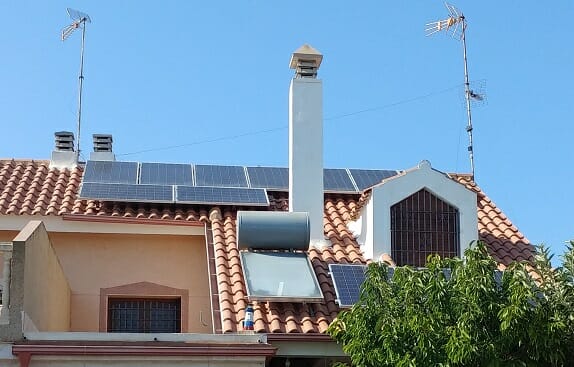 placas-solares-sobre-tejado