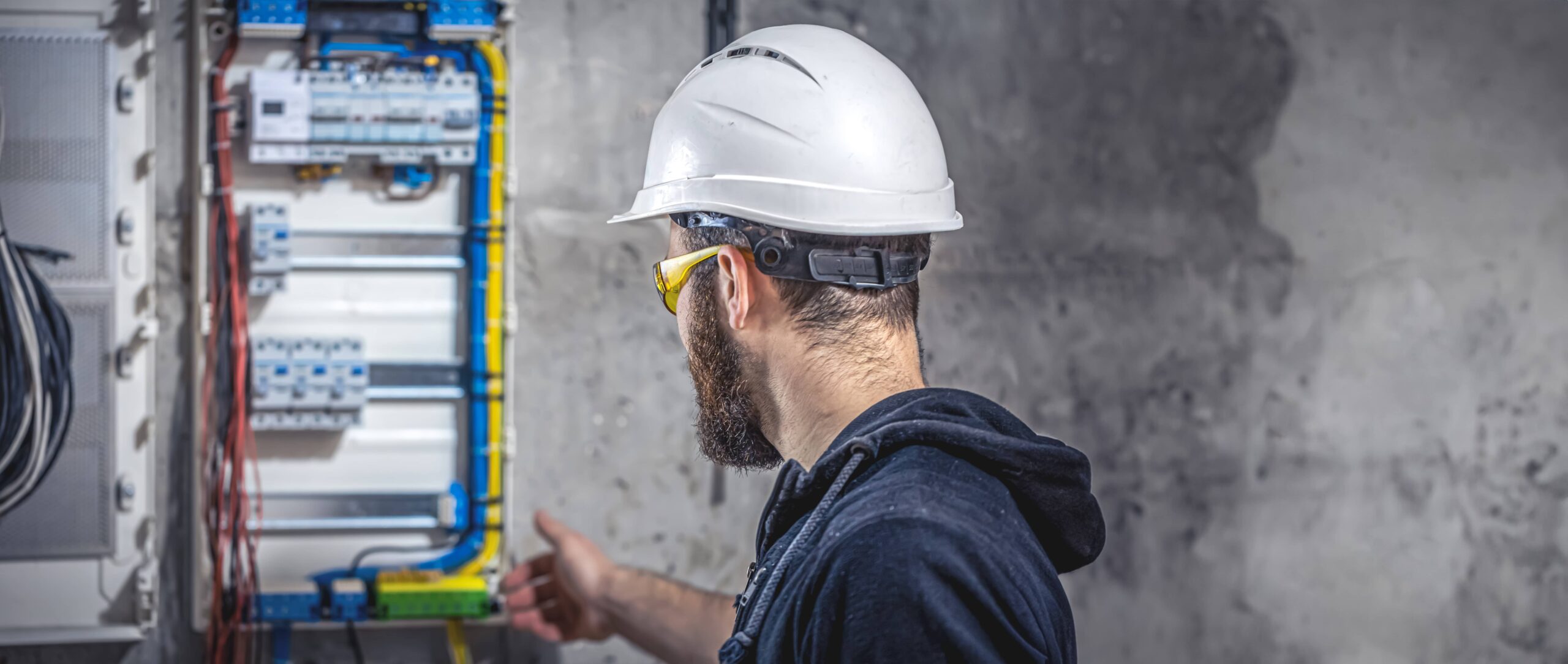 Técnico de ICIDE en cuadro eléctrico