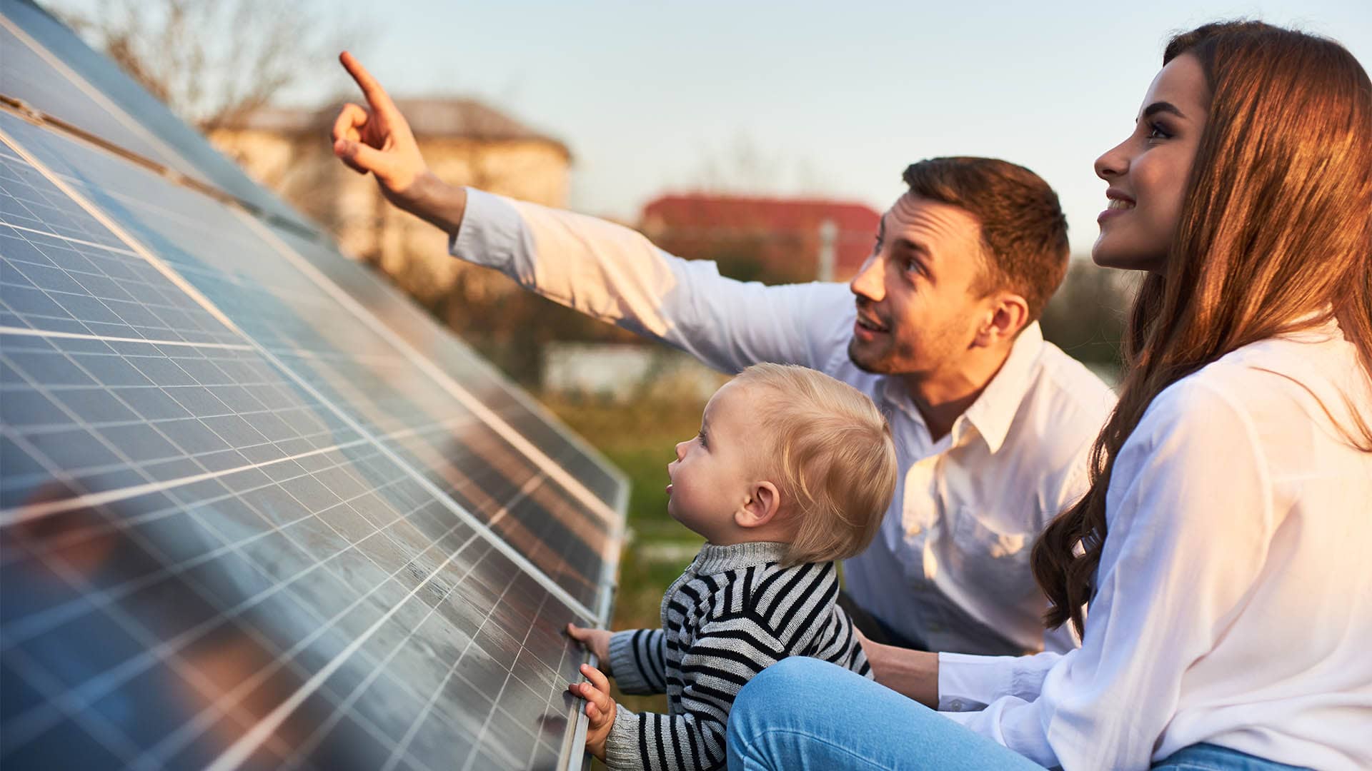 Familia con placas solares